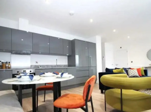 Sophisticated Modern 2 Bedroom Apartment in Solihull