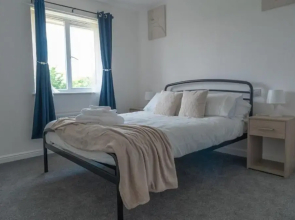 Sleeps 5 - Private Garden- Free Parking