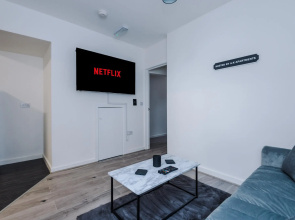 A-K Apartments - Cosy & Modern home, Superb Location, Street Parking Sleeps 6