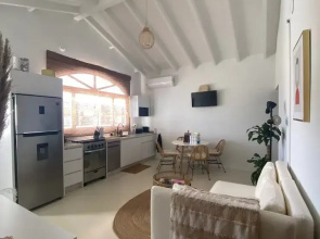 Palm Beach Vacaysuites - Coconut Suite - Top Floor