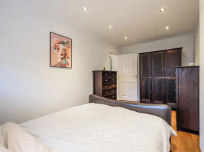 Sleek 2B/1B Retreat in Lindley, Huddersfield