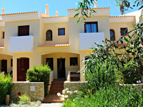 Traditional Townhouse in Vila Sol by Ideal Homes