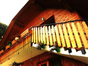 Reka Hisa river side lodge