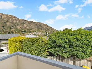 Kiwi style home! Views of lake. Large outdoor area