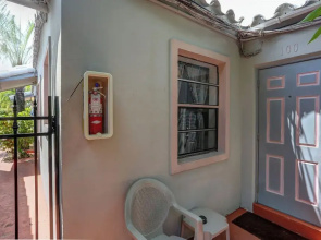 Richards Motel Courtyard