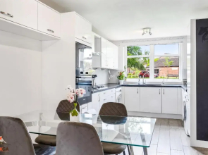 NIKSA Serviced Accommodation - 3 bedroom house