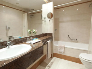 Отель Ilunion Les Corts Spa