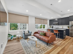 Stylish Downtown Unit With Historic Charm 2 Bedroom Apts
