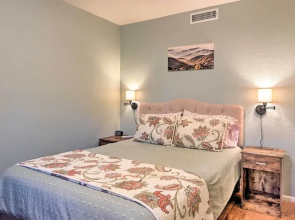 Flagstaff Retreat w/ Large Yard, Balcony & Views!