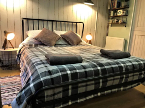 Unique 1+ bed Cabin, Parking and Private Garden