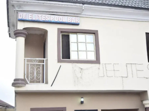 De'elites Pool Bar & Inn