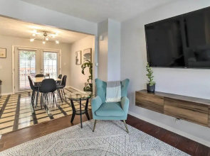 Pittsburgh Retreat w/ Deck ~ 4 Mi to Dtwn!