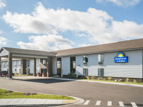 Days Inn & Suites by Wyndham Wausau