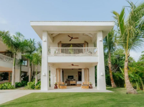 Unique mediterranean-style villa with golf and lake view in luxury beach resort