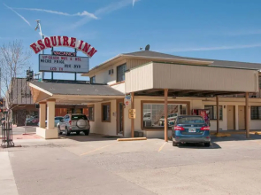 Esquire Inn
