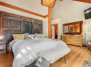 Maple Hill Lodge 3 Bedroom Home by RedAwning