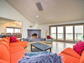 Luxurious Newport Estate w/ Spa & Lighthouse Views
