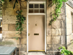 Hamilton Place - Beautiful and central city apartment with private entrance sleeps 4