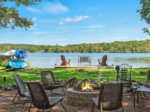 Lake Daze by Avantstay Lakefront w/ Modern Interior, Enclosed Porch & Hot Tub