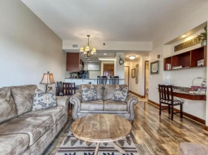 Gorgeous 2BD 2BTH Condo with Mountain Views Pool Hot Tub Game Room Close to Parkway