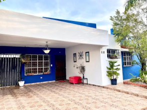 Casa con Parqueo Privado, Patio y Jacuzzi.
