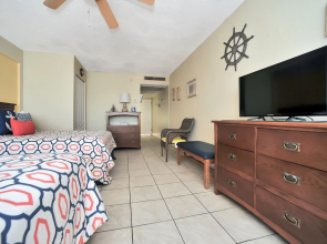 3rd Story Ocreanfront Studio W/views And A Pool 1 Bedroom Apts