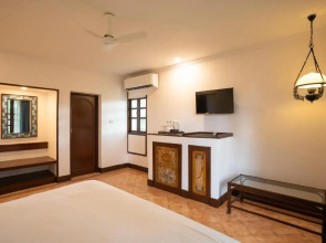 Coconut Grove Beach Resort