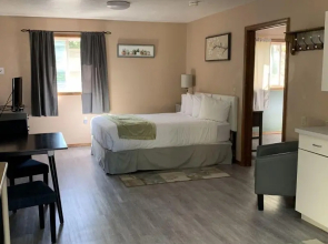 Lamplighter Cabins & Suites
