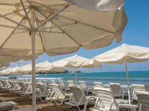 Tropic Beach Club Side