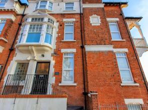 Victoria Parade: Perfect family apartment over looking Viking Bay, stones throw from the beach and town