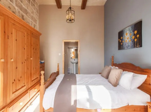 Naduri, Beautiful Gozitan Villa + Pool