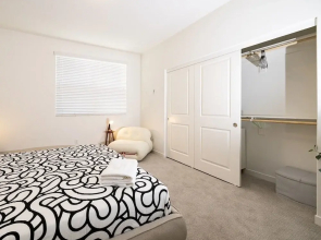 Near ONT Modern Designer Stay Bright Chic Spacious
