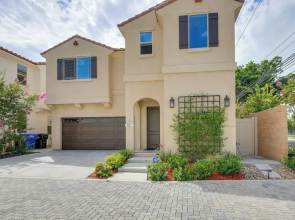 Pet-friendly Paramount Home, 16 Mi to Los Angeles!