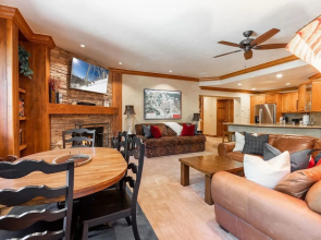 Strawberry Park Ski-in Ski-Out Condo Close to Chairlift by RedAwning