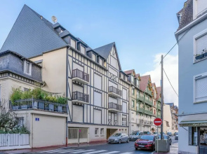 Charm 2 Rooms With Parking in Heart of Deauville