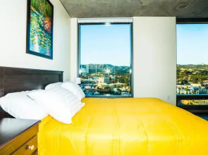 Hollywood Paloma Apartment