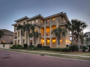 Bella Destina 5 Bedroom Holiday Home by Five Star Properties