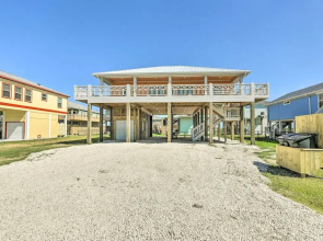 Walk to Shore: Coastal Escape in Crystal Beach!