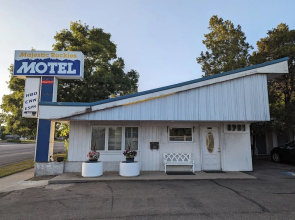 Majestic Rockies Motel