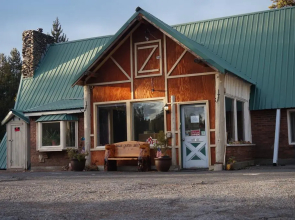Eagle Crater Lake Inn