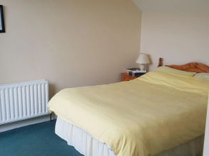 Beautiful 3 Bed Apartment with Balcony Sea View