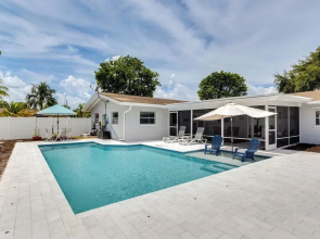 Pool & Screened-in Patio: Tropical Florida Abode