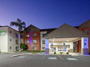 Holiday Inn Express & Suites Tulare by IHG