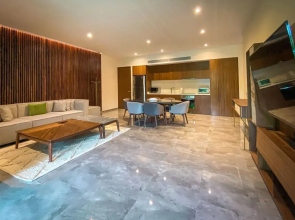 Bright and Sunny 2 BR Condo With Private Garden Jacuzzi