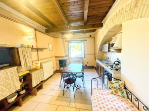 Apt 4 - Gorgeous 2 Bedr apt With Fantastic Grounds + Pool + Jacuzzi Sleeps 4