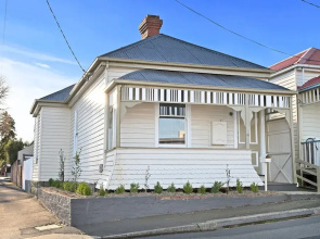 Charming 2-bed House in North Hobart