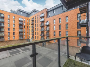 2 Bed at Slough Station & Parking - London in 20 Mins