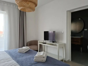Exclusive Seafront Suites with hot tub