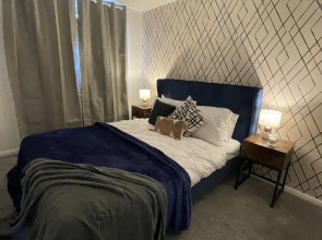 Convenient 3 bd House Salford 7 Guests