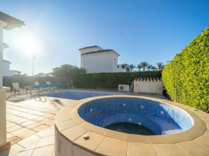 Villa with Three Bedrooms Private Pool and Jacuzzi - BO16LT